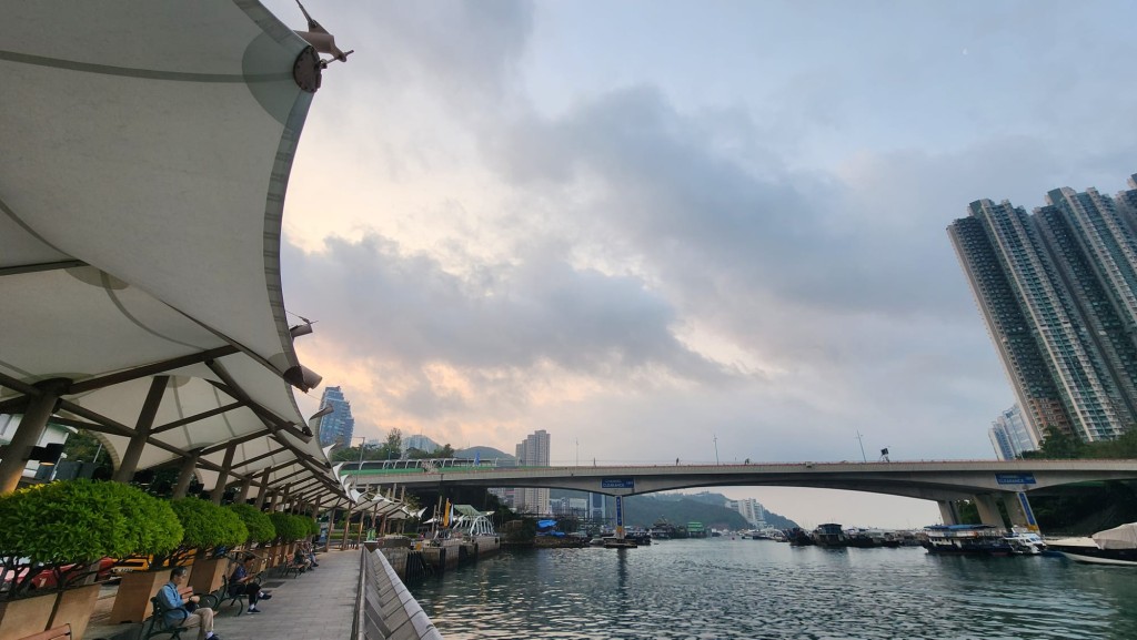 本港地區大致多雲，早上最低氣溫約25度。黎志偉攝
