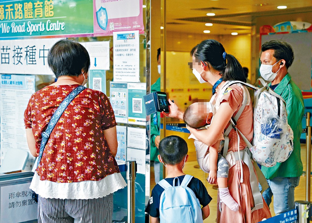 專家指,本港正處於新冠病毒高峰期,呼籲長者、幼童、長期病患等高危人士盡快接種新冠病毒疫苗。