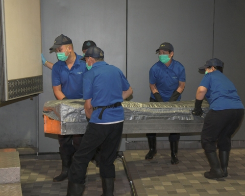 食環署指已提醒員工運送遺體時須穿上合適保護裝備。 資料圖片
