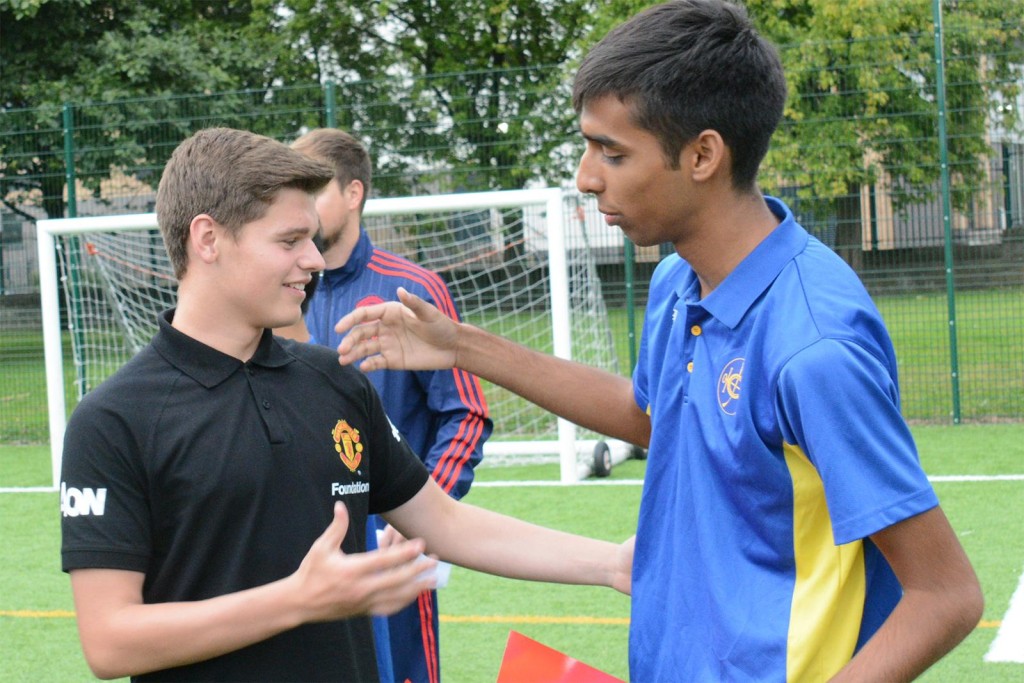 马力与曼联青训成员交流。