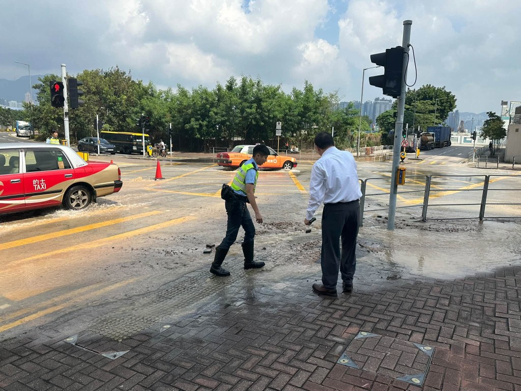 紅磡道地底一條直徑900毫米的鹹水管爆裂。民建聯九龍城支部fb圖片 紅磡道地底一條直徑900毫米的鹹水管爆裂。民建聯九龍城支部fb圖片