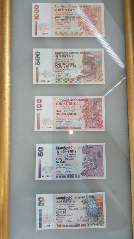 許仕仁收藏中，有港澳紀念鈔，包括一套五張的渣打紀念鈔及澳門特區成立紀念鈔。