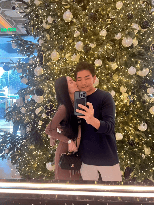 去年圣诞节，孔令奇与女友Eunice Tan来了香港过节，他们每次打卡都会kiss。