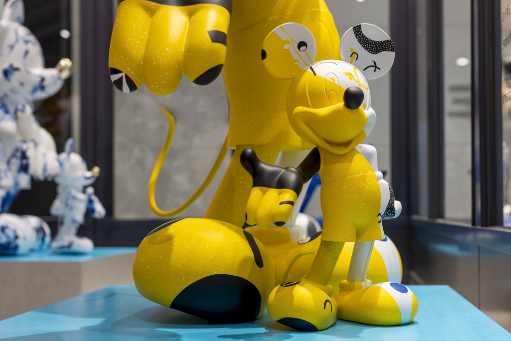 LEBLON DELIENNE X THOMAS DARIEL 米奇COSMIC限量雕塑 ， 售$52,800。