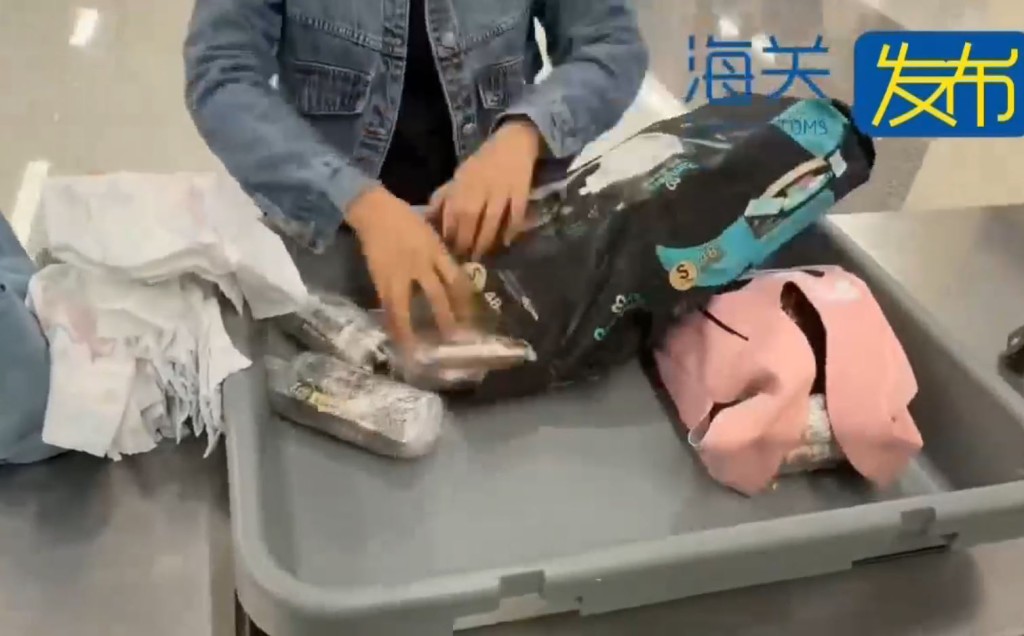 BB車內的紙尿褲被發現有150支雪茄。海關發布
