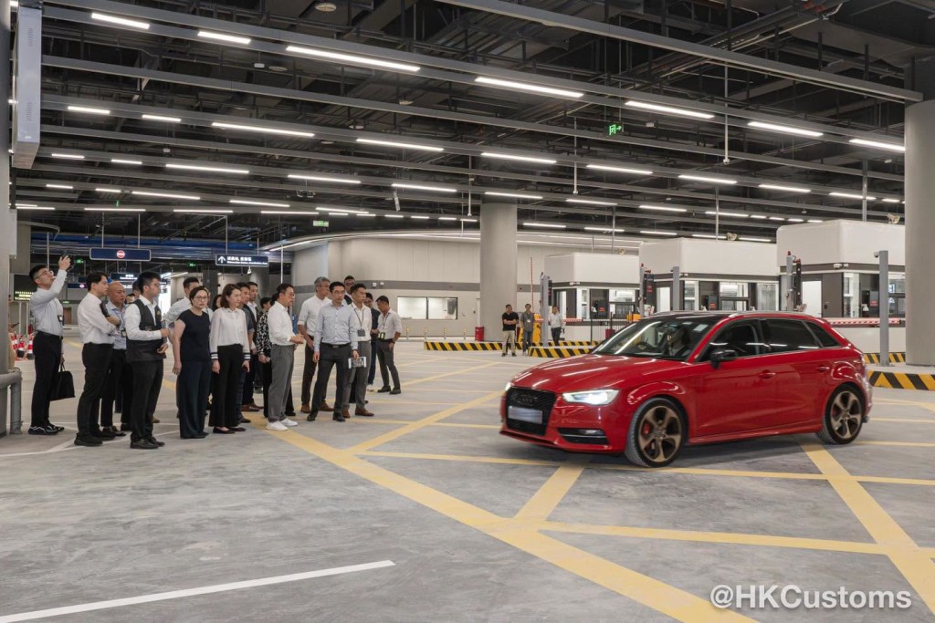 新皇崗口岸是首個採用「聯合一站式」車道的口岸,陳子達特意重點巡視。 新皇崗口岸是首個採用「聯合一站式」車道的口岸,陳子達特意重點巡視。