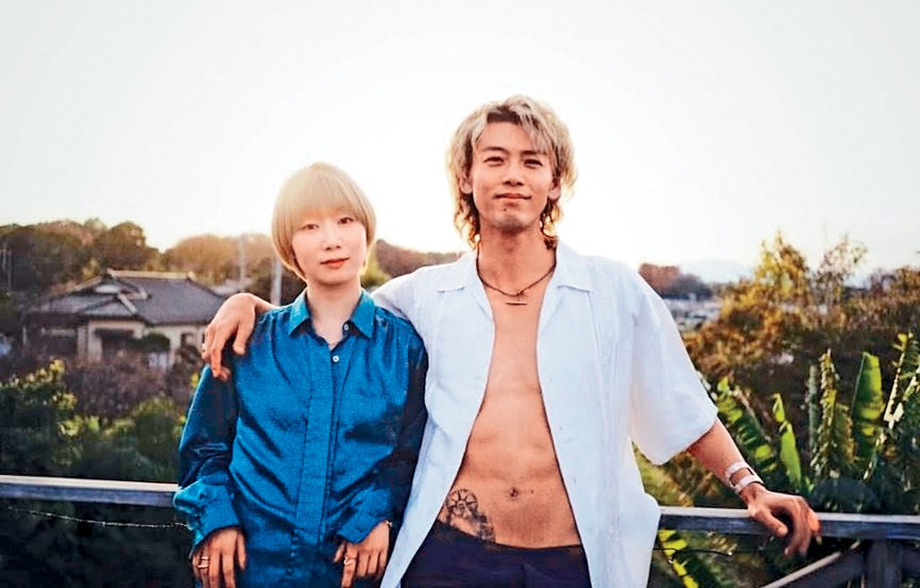 32歲當時得令日本男星竹內涼真傳出新戀情，新歡乃33歲帥氣女星土居志央梨。