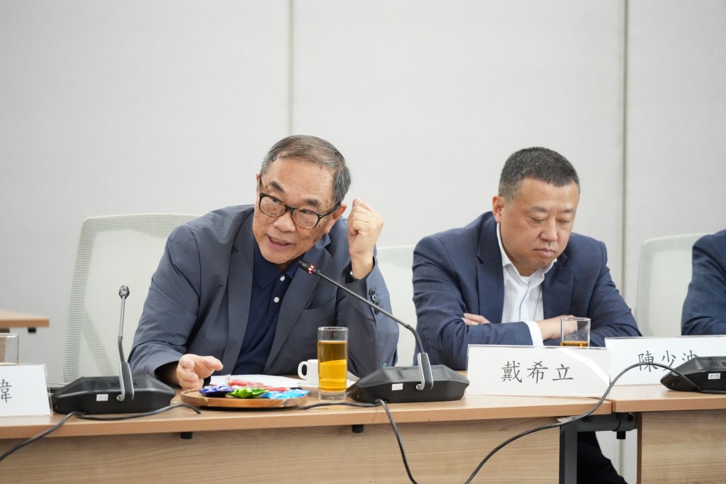 專家又和特首政策組研究團隊互動討論，現場氣氛熱烈，討論內容豐富而具前瞻性。