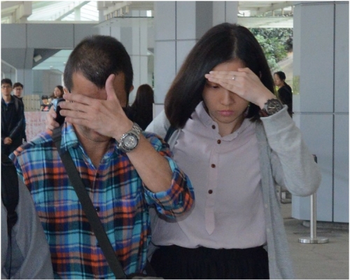 死者陳曼儀父親陳億輝(左)。