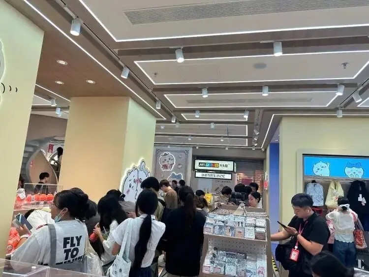 不單進店大排長龍，結賬的收銀處也逼得水洩不通。