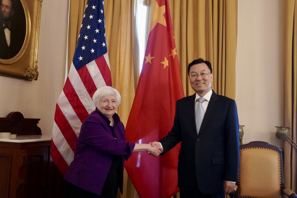 中国驻美国大使谢锋与美国财政部长耶伦会面。新华社
