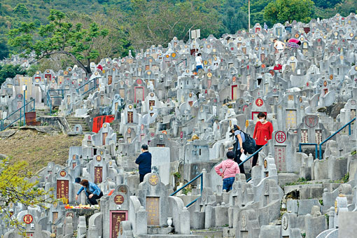 ■不少市民跟随传统拜祭先人，场内不时有广播呼吁市民戴上口罩。