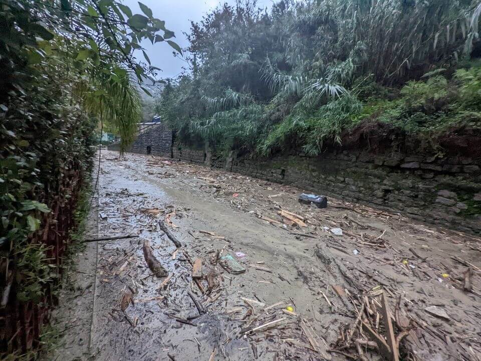  意國南部卡薩米喬拉泰爾梅鎮因大雨引發山泥傾瀉。路透社
