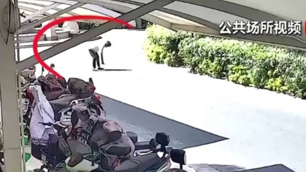 江蘇有民眾曬被子跌出2萬現金,獲鄰居及物業協助拾回。江西新聞廣播 江蘇有民眾曬被子跌出2萬現金,獲鄰居及物業協助拾回。江西新聞廣播
