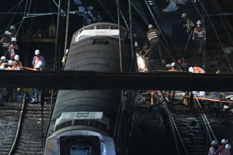 现场工程人员焊接路轨。