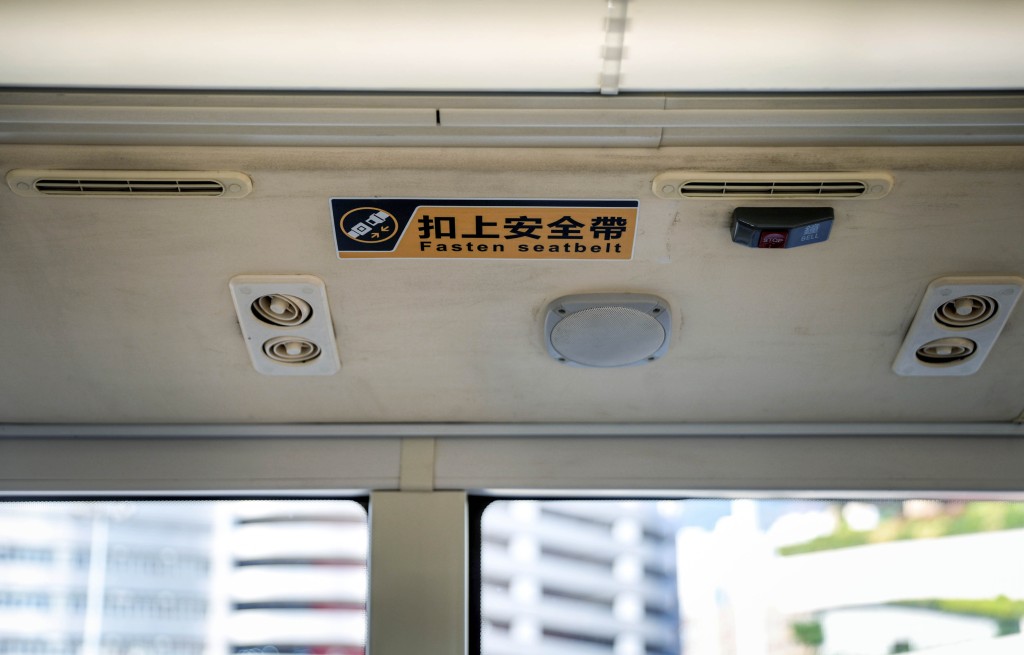 新修訂的道路交通規例將於本月25日實施，公共交通工具的乘客必須佩戴安全帶。資料圖片