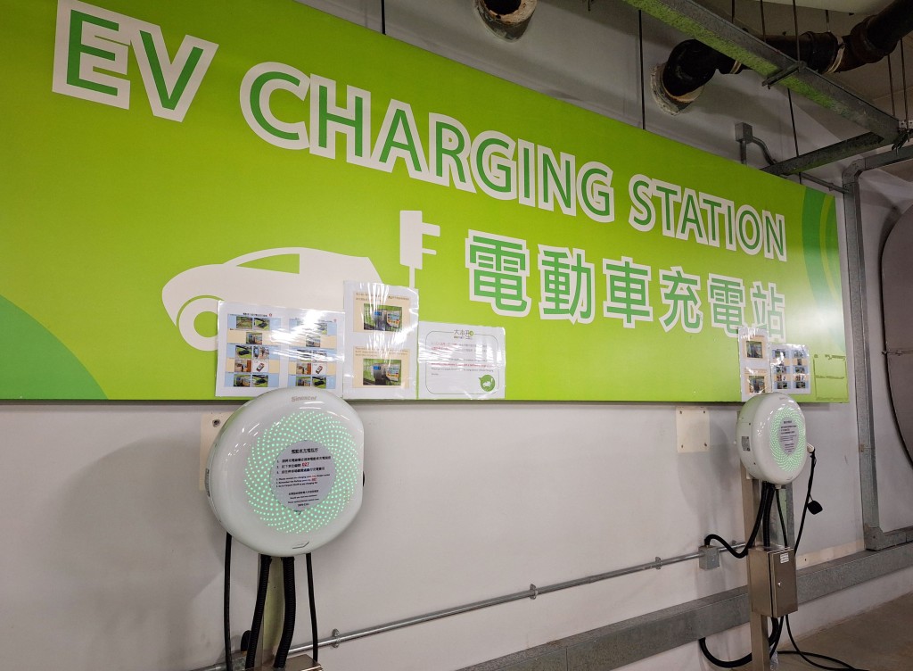 環境局表示政府未來主要透過充電網絡建設、維修培訓及電池回收等。