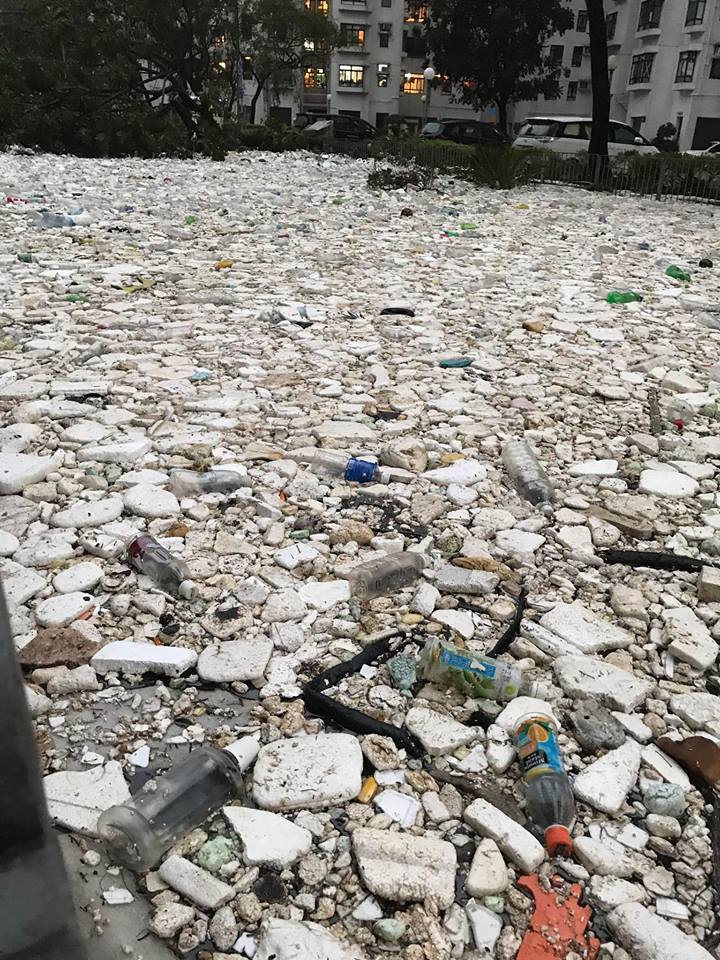 杏花邨遺下大批海洋垃圾,頓變「發泡膠海」。fb群組「香港突發事故報料區」