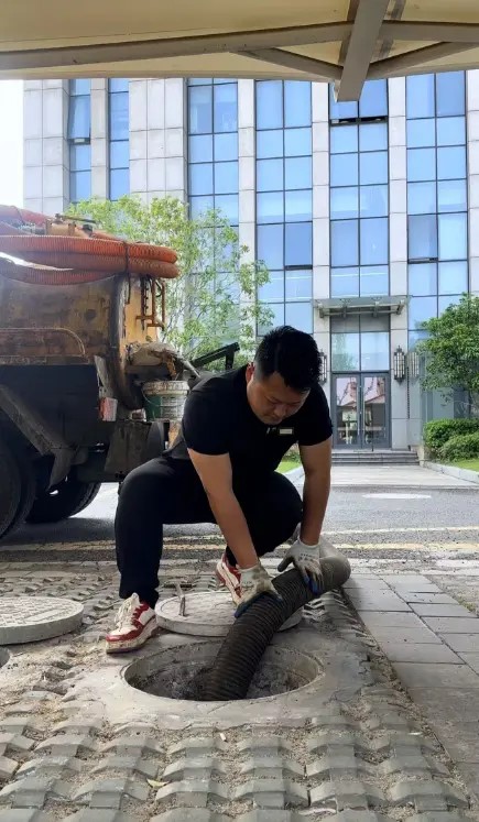 潘浩男從小接觸掏糞工作,但仍覺倒夜香惡頂。抖音@江浙滬糞王-浩男 潘浩男從小接觸掏糞工作,但仍覺倒夜香惡頂。抖音@江浙滬糞王-浩男