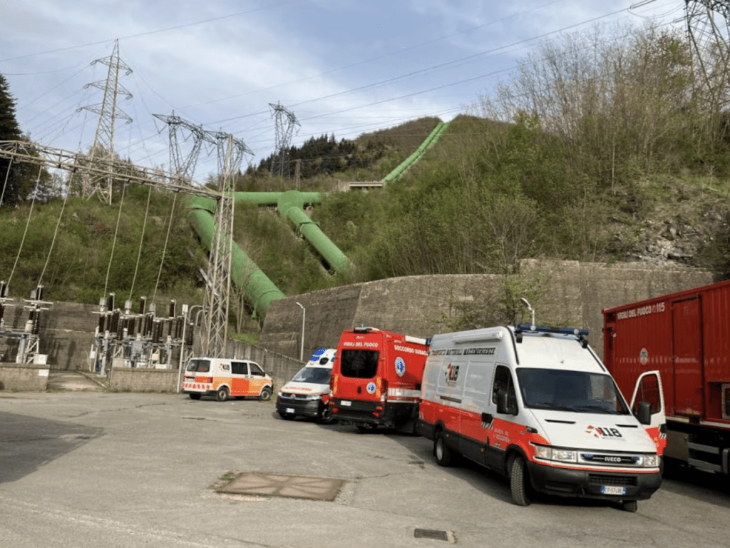 2024 年 4 月 9 日，意大利苏维亚纳湖水力发电厂发生爆炸，消防和救护车出现在爆炸现场。路透社