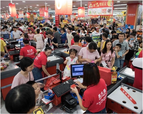 深圳市民趕往超市搶購食品和水。