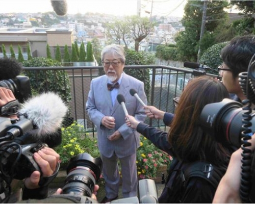 澤田研二在家門外受訪直認不滿觀眾人數少取消演出。(網圖)