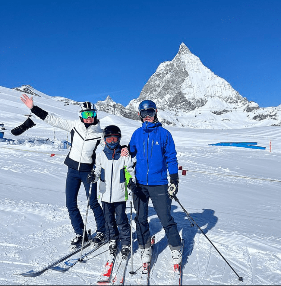 史蒂芬妮和丈夫與其中一名兒子在雪山上拍照。