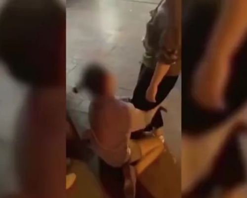 女子街頭下跪哭求欠債人還錢,成網絡熱話。(網圖)