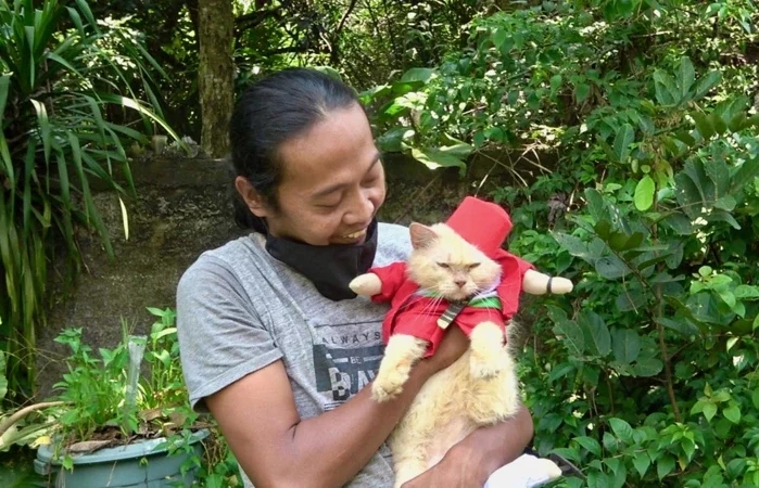 Priadi至今縫製數百件不同風格、樣式的服飾,包括學校制服、傳統穆斯林服飾、日本卡通人物或是超級英雄等。