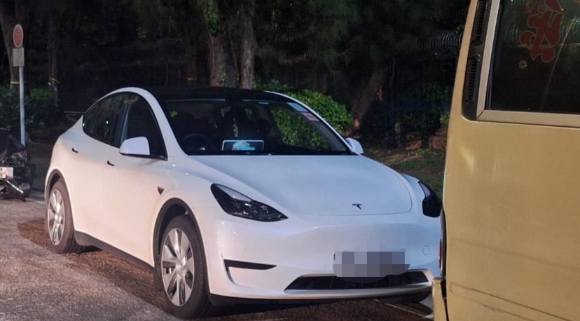 涉事兩輛私家車已被扣留調查及作進一步檢驗。警方提供