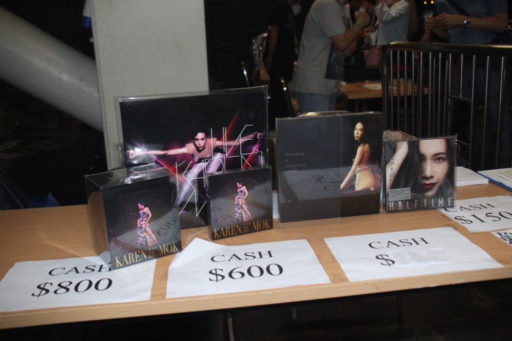 最貴是800元《看看世界巡迴演唱會》Box Set。