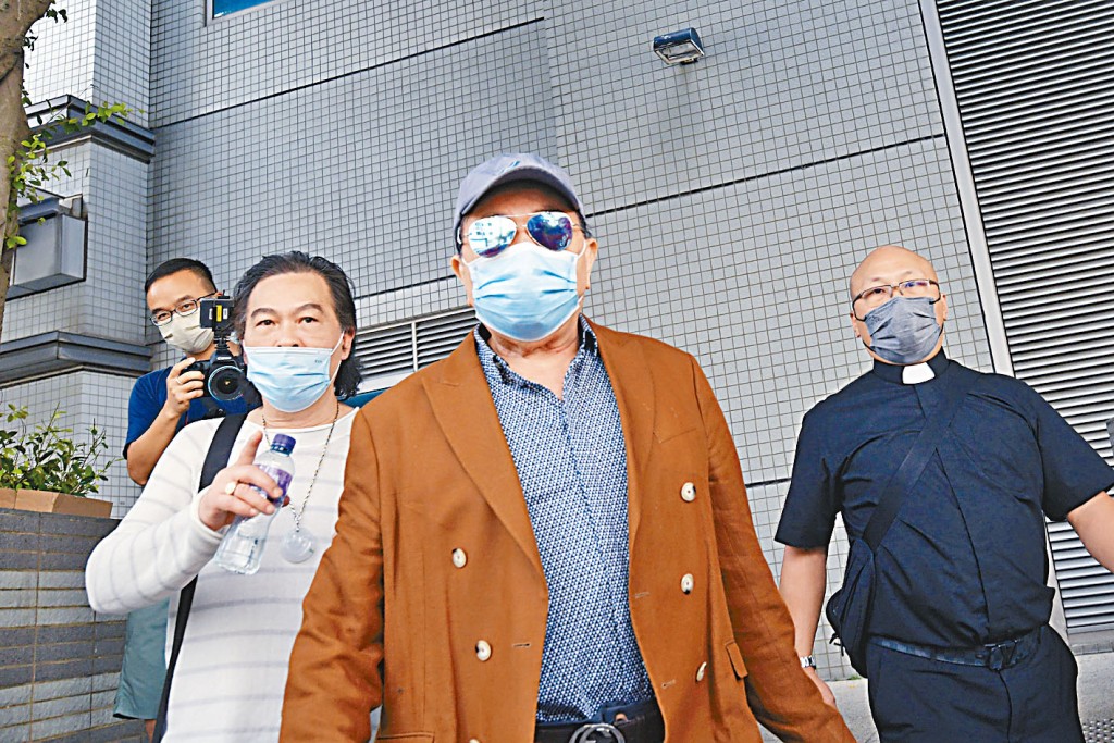 七十六歲被告戴港盛（啡色外衣）獲准保釋。