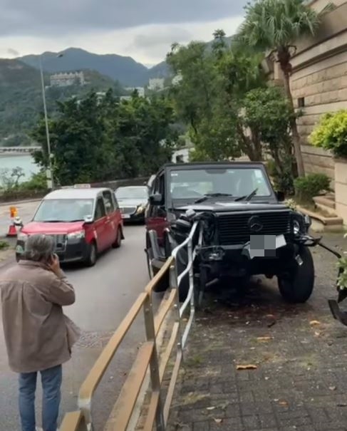 陳可辛意外後下車打電話求助。馬路的事 (即時交通資訊台)影片截圖