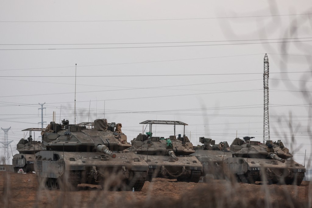 大批坦克在加沙边境列阵。路透社