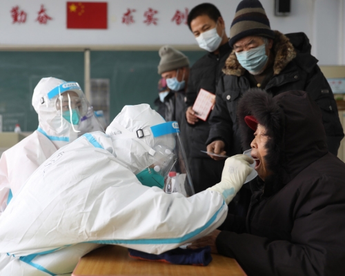 內地本土感染病例佔42宗，其中河北有40宗、北京和黑龍江各有一宗。（新華社圖片）