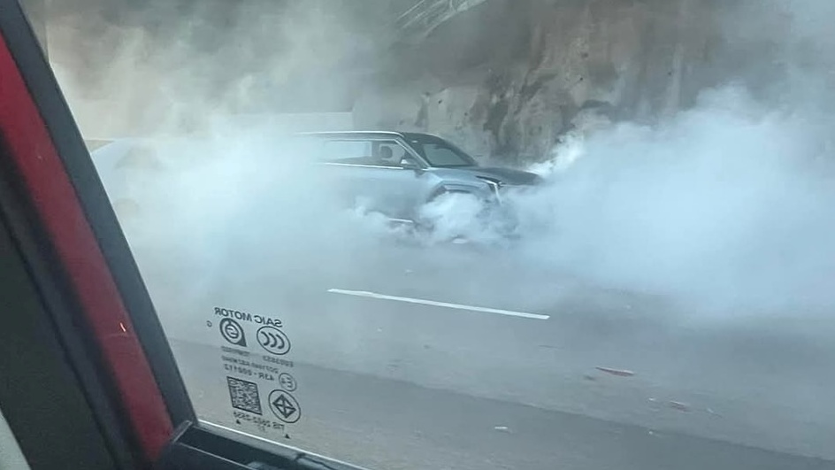 意外後有私家車冒煙。網上圖片