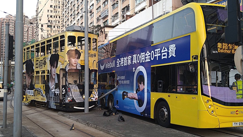 電車撞毀燈柱壓中巴士。fb:西環變幻時 電車撞毀燈柱壓中巴士。fb:西環變幻時