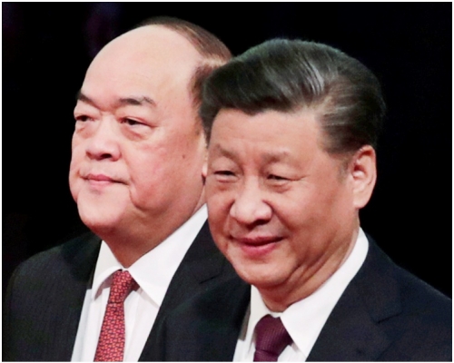 習近平(右)與澳門新任特首賀一誠。