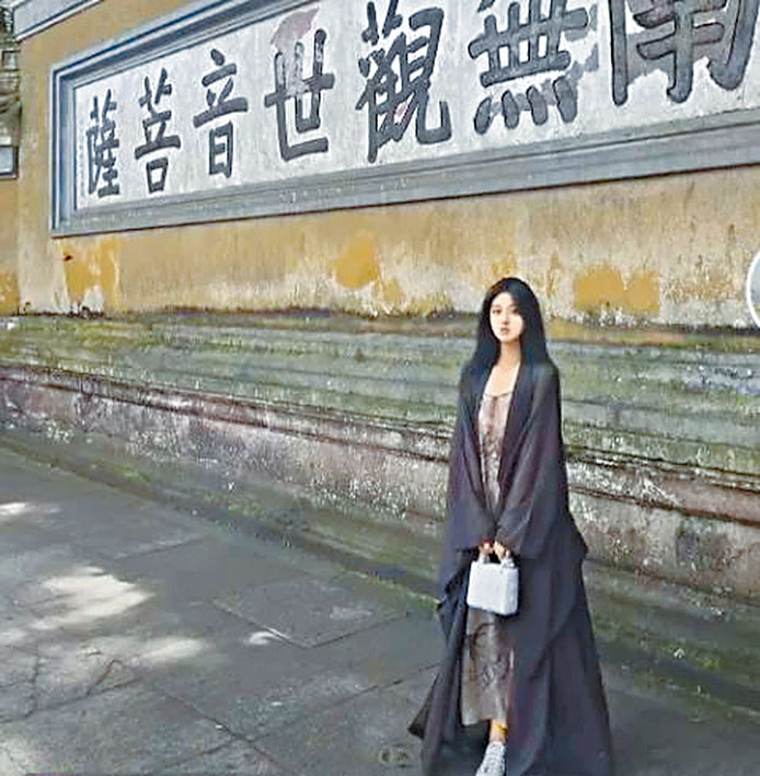 「佛媛」在寺院炫富摆拍。