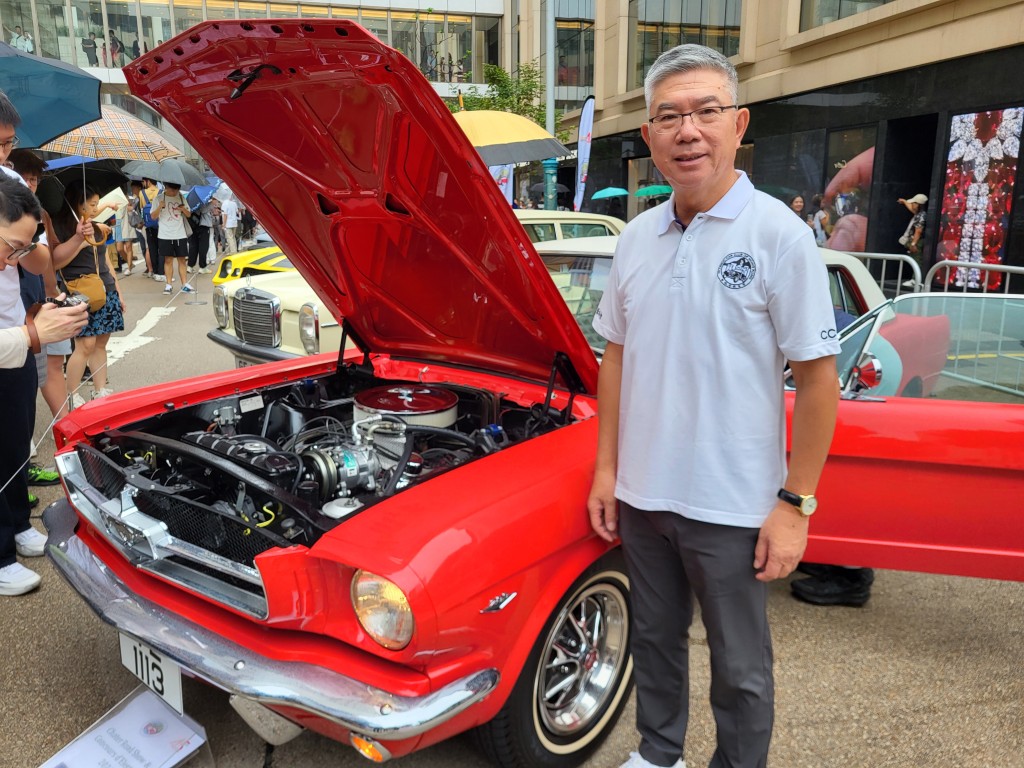 2024年中环遮打道老爷车展，香港老爷车会会长Arthur Lai带同1965年Ford Mustang参加选美比赛。