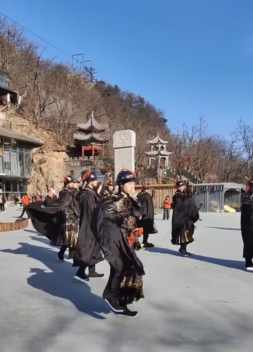 陪爬錦衣衛也要跳舞娛賓。小紅書＠今天很哇塞