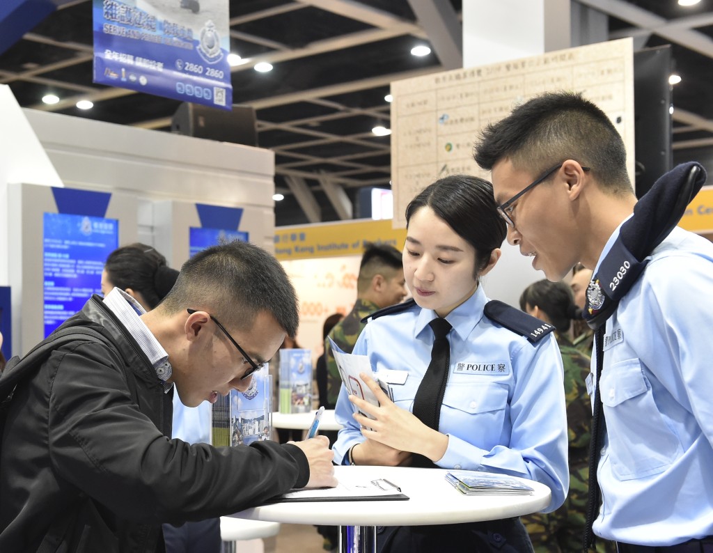有志投身警隊的人士可即場遞交申請。
