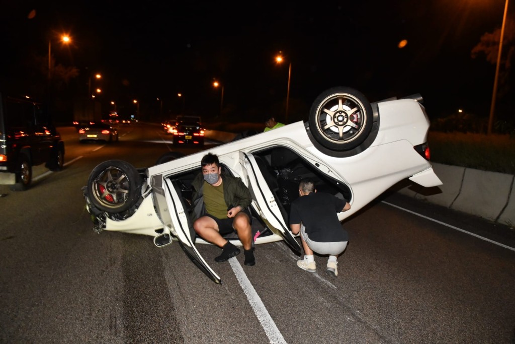 司機自行爬離私家車。