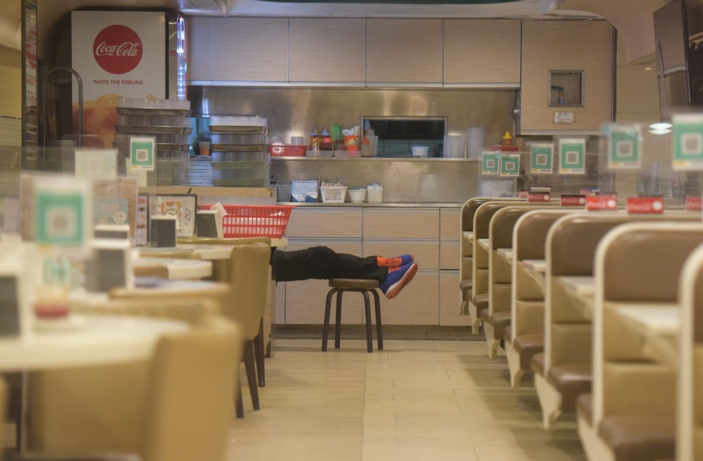 餐廳不准有客人，只剩空凳。