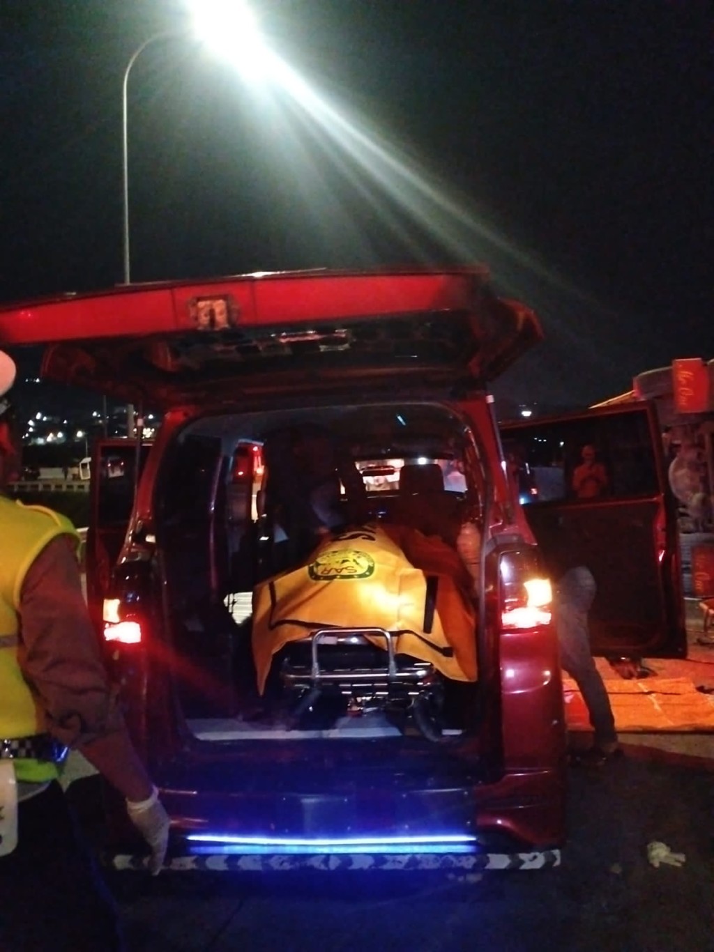 死难乘客尸体被抬走。新华社