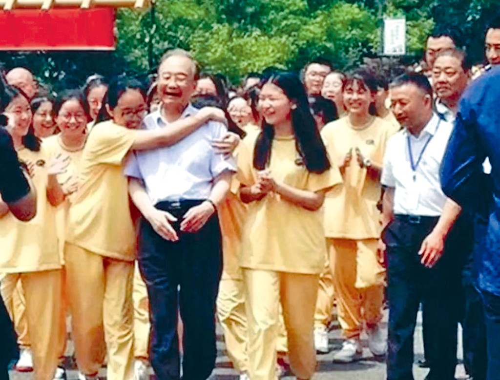 溫家寶昨重訪北川並參觀當地中學，獲學生熱情歡迎。