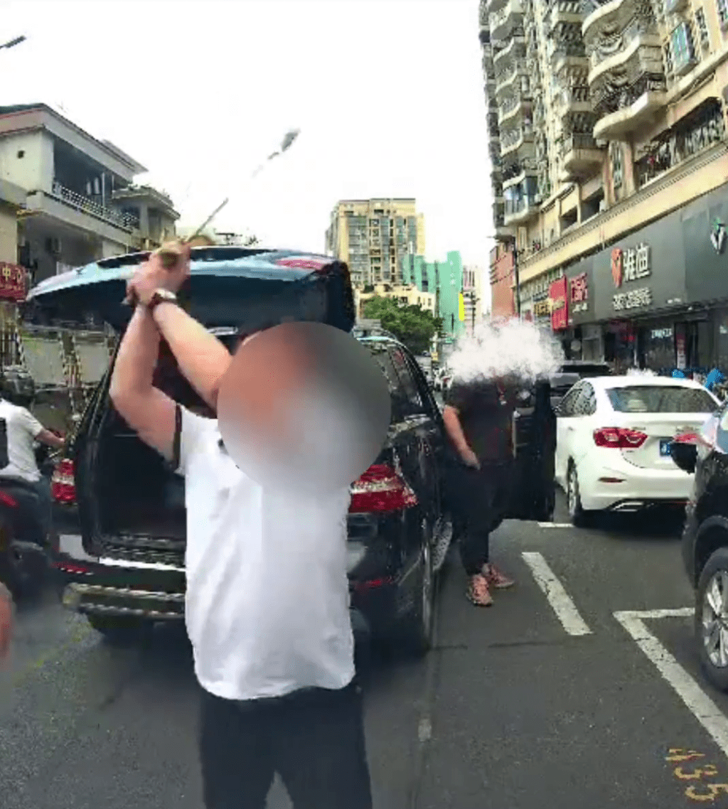 狂躁司機用高爾夫球桿砸對方前擋風玻璃。 狂躁司機用高爾夫球桿砸對方前擋風玻璃。