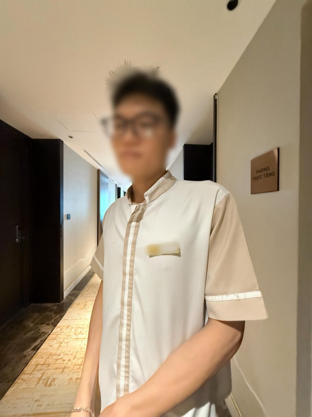 涉事員工被指在住客已按不可騷擾燈,且未有按門鐘或敲門的情況下,直接進入事主房間,並看到她裸體。(來源:Threads) 涉事員工被指在住客已按不可騷擾燈,且未有按門鐘或敲門的情況下,直接進入事主房間,並看到她裸體。(來源:Threads)