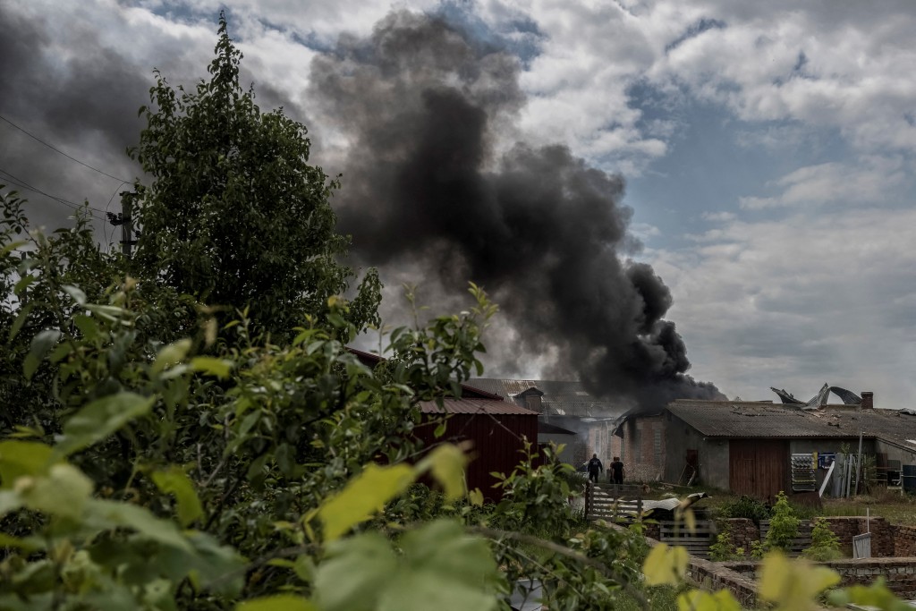 在乌克兰哈尔科夫地区 Vovchansk 镇位于乌克兰-俄罗斯边境附近，炮击后升起浓烟。路透