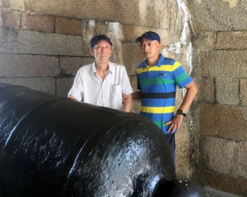 張海與其父親。網圖